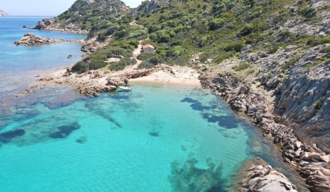 Residence con piscina a Cala Girgolu