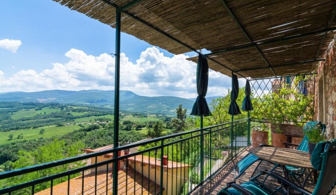 Cozy Holiday Home in Montecastelli Pisano with Balcony