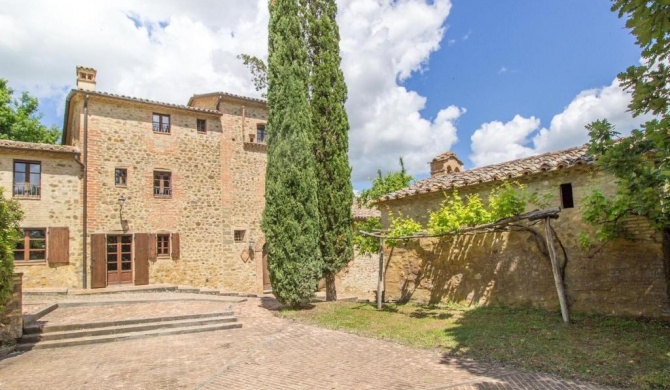 Elegant Holiday Home between Umbria and Tuscany