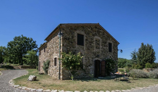 Apartment in a rustic house in the Tuscan hills 20 minutes from the sea